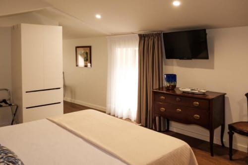 Quarto Triplo Superior na Quinta de Anterronde, Portugal - espaçoso quarto com móveis modernos e TV de ecrã plano