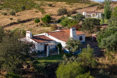 Vila Vale Clara em Alandroal, Alentejo - casa de campo caiada de branco com telhado de barro nos montes ondulados