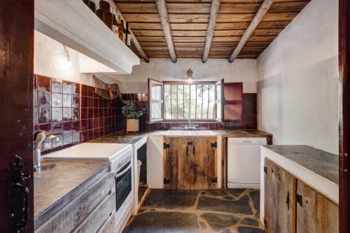 Cozinha rústica com vigas de madeira, painel de azulejos vermelhos e charme campestre na villa Vale Clara em Alandroal, Portugal