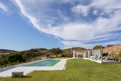 Vila Vale Clara em Alandroal com piscina, jardim impecável, pérgola branca, área lounge e vistas do Alentejo