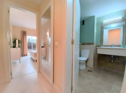 Banheiro e corredor modernos do apartamento Sweet Home Litoral Mar, Portimão, com vista para o mar