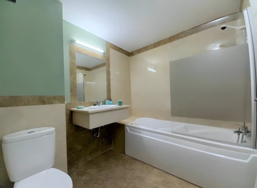 Banheiro moderno do apartamento Sweet Home Litoral Mar em Portimão com banheira, pia e toalete