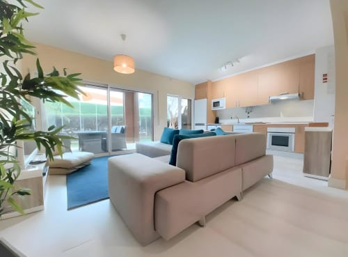 Apartamento Sweet Home Litoral Mar em Portimão com móveis modernos, cozinha e vista para o mar do terraço