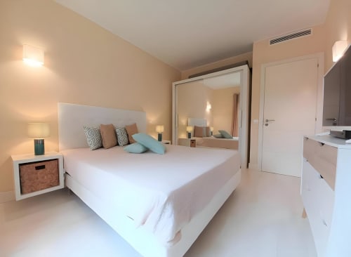 Quarto moderno e luminoso no apartamento Sweet Home Litoral Mar em Portimão com cama branca e espelho com vista para o mar