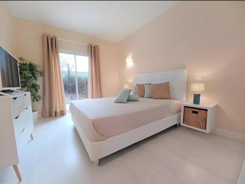 Quarto luminoso no Sweet Home Litoral Mar em Portimão com vista para o mar, cama branca, móveis modernos e decoração contemporânea