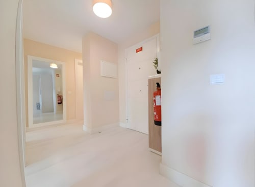 Corredor moderno do apartamento Sweet Home Litoral Mar em Portimão, com extintor e iluminação clara