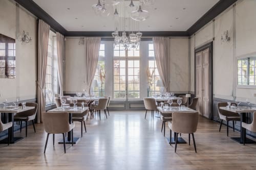 Restaurant gastronomique élégant à l'hôtel Ô Château à Hayange avec lustre, baies vitrées et sièges haut de gamme