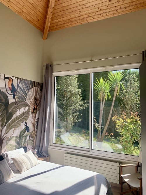 Chambre Amazonie à Villa Ongizatea avec papier peint aux oiseaux tropicaux, plafond en bois et vue sur les montagnes