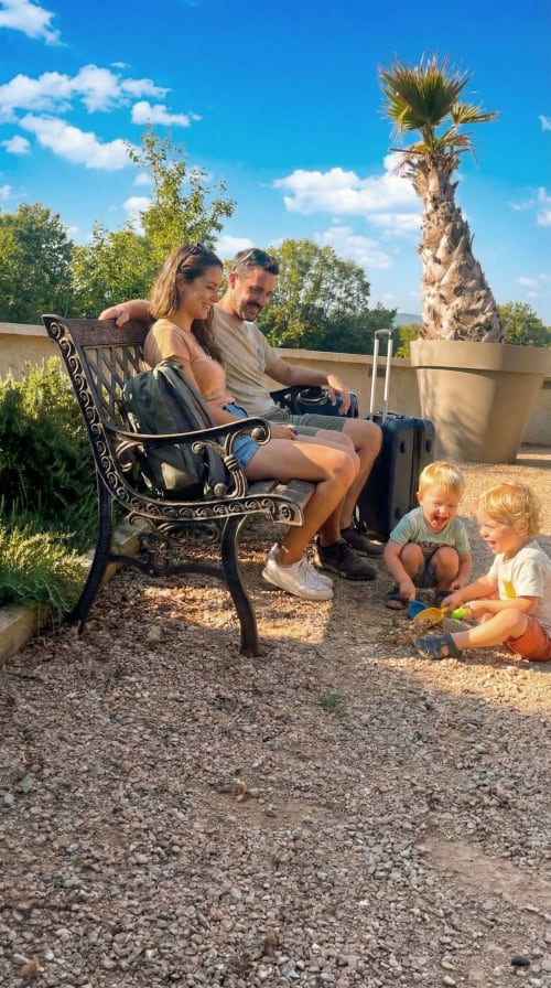 Famille profitant de la terrasse au Clos Des Anges, Bagnols avec palmier et bagages