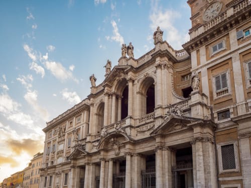 Facciata barocca storica presso le Camere Alla Basilica in San Giovanni, Roma