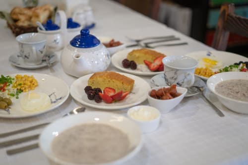 Mesa de pequeno-almoço da Quinta de Anterronde com pastéis frescos, frutas, ovos e pratos tradicionais portugueses em Arouca