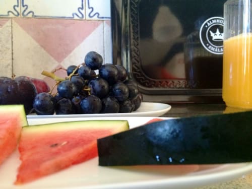 Café da manhã com frutas frescas na Quinta de Anterronde: uva preta, melancia, suco de laranja e pastéis