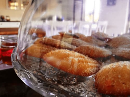 Pastéis polvilhados com açúcar em pó numa tigela de vidro no pequeno-almoço de Quinta de Anterronde, Arouca Portugal