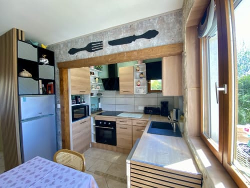 Cuisine moderne du gîte Le Petit Prince à Ô Clair De Lune, Sarlat avec meubles en bois, appareils inoxydable et