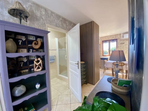 Entrée de chambre de villa moderne avec étagères violettes, salle de bains et séjour à Ô Clair De Lune à Sarlat, France