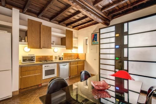 Cucina e zona pranzo moderna nel loft Smart di Downtown Srl Roma, con mobili in legno e design contemporaneo