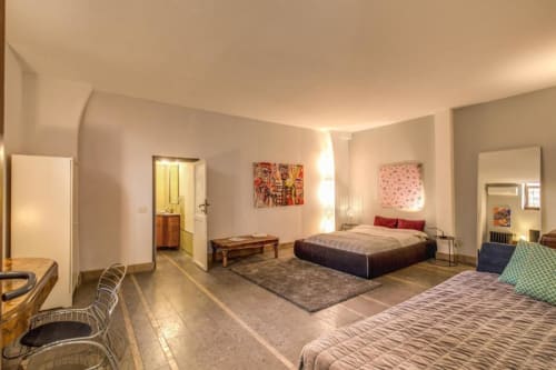 Ampio loft smart a Roma con più letti, zona pranzo, angolo cottura e arredi moderni