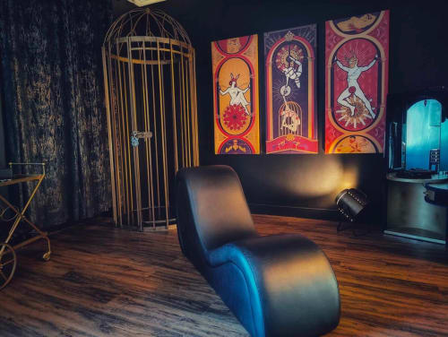 Élégant salon de luxe à La Cage Dorée, La Maison Defendue, Tessy-Bocage, avec panneaux muraux artistiques et mobilier contemporain