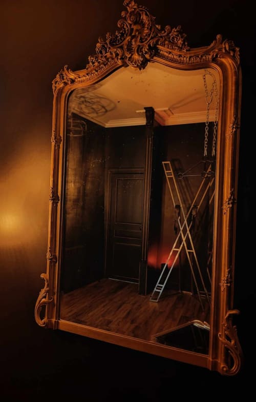 Miroir encadré doré avec sculptures baroques dans l'appartement La Cage Dorée à La Maison Defendue, Tessy-Bocage
