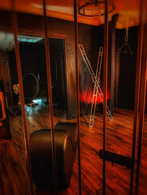 L'appartement La Cage Dorée à LA MAISON DEFENDUE offre un éclairage ambré chaleureux, des parquets et des équipements de fitness dans un style moderne