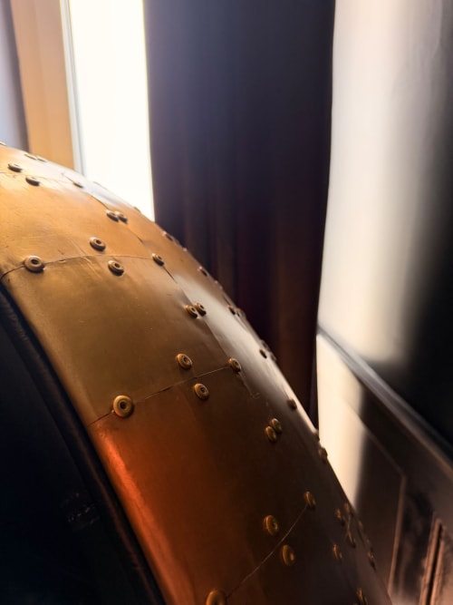 Gros plan de fuselage d'avion avec rivets à La Maison Defendue, hôtel à Tessy-Bocage, France