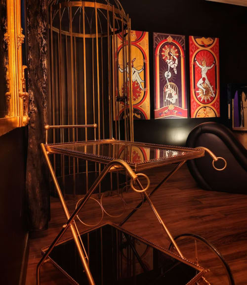 Cage dorée et mobilier décoratif dans l'appartement La Cage Dorée à La Maison Defendue, Tessy-Bocage