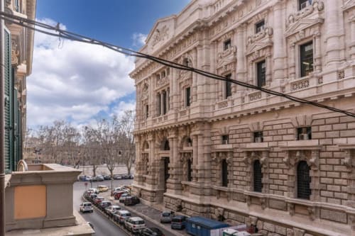 Edificio storico romano con architettura ornamentale e vista sulla città dall'appartamento The Great Chill, Centro di Roma