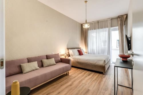 Moderno monolocale a Roma con divano letto, letto matrimoniale, pavimenti in legno e accesso al balcone - The Cloud by Downtown Srl
