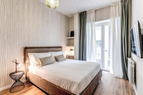 Camera moderna in The Cloud apartment, Downtown Srl Roma, con letto matrimoniale, carta da parati decorativa, balcone e design contemporaneo