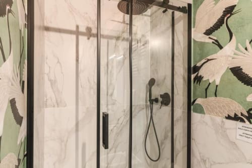 Doccia moderna con pareti in marmo e soffione pioggia nell'appartamento Cinque Terre Swing, Roma