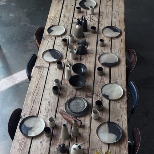 Mise de table rustique au La Porte Rouge, gîte de Roubaix, avec assiettes, tasses et couverts