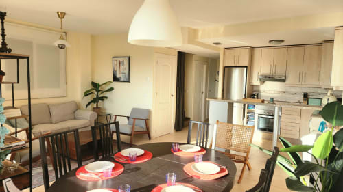 Apartamento de planta abierta en BAKIT HOUSE con mesa de comedor, sala de estar y cocina, Águilas España