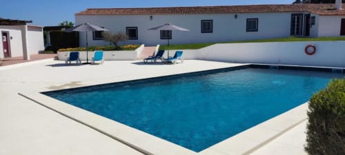 Piscina e área de pátio do Monte da Morena Agro Turismo, uma casa de hóspedes em Serpa, Portugal