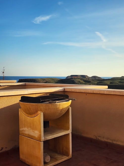 Terraza y parrilla de madera en Bakit House en Águilas con vistas al mar y acantilados costeros
