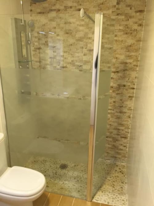Modern glass shower enclosure with tiled walls in Hotel Skyline's Familia room, Alcorcón
