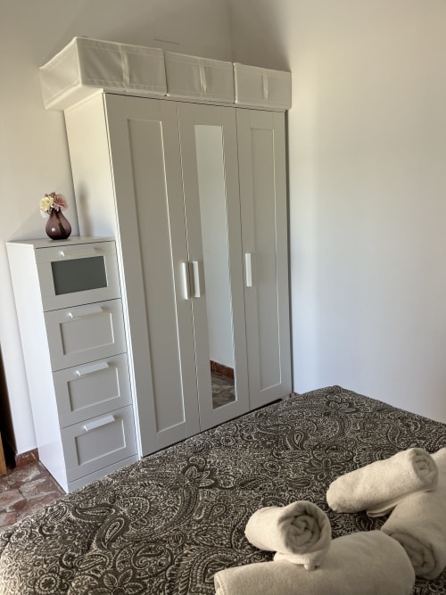 Armario moderno y microondas en apartamento frente al mar del hotel Matalascañas con vista al océano