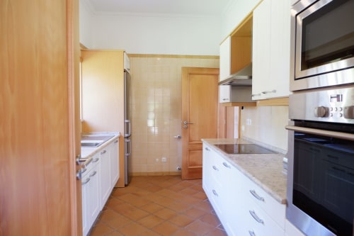 Modern kitchen in A Casa dos Príncipes apartment at Be SilverCoast hotel, Serra D'El Rei, Portugal