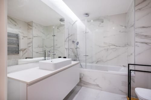 Banheiro moderno em mármore no apartamento de luxo Atlantic Places Prime, Albufeira, com ducha dupla e chuveiro walk-in