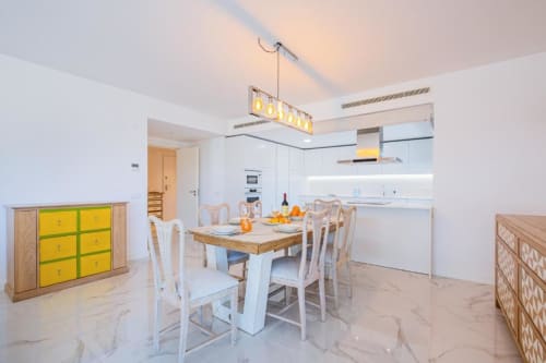 Cozinha e sala de jantar integradas modernas no apartamento de luxo Atlantic Places, Albufeira