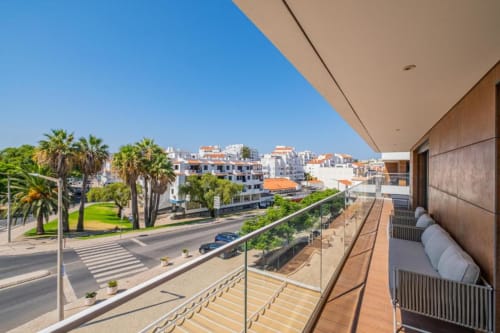 Varanda de apartamento de luxo premium em Atlantic Places Albufeira com vista para a paisagem urbana e praia do Mediterrâneo