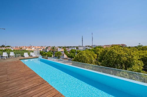 Piscina infinita na cobertura com vista para a cidade de Albufeira no apartamento de luxo Atlantic Places