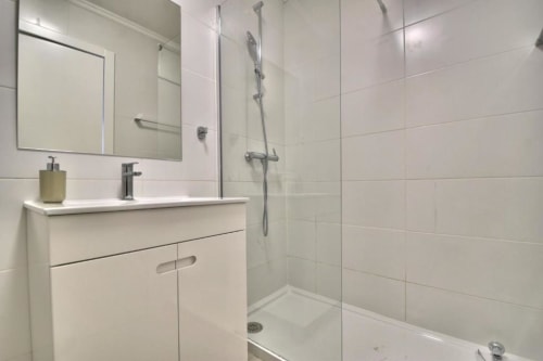 Casa de banho moderna com duche no apartamento Atlantic Places na zona antiga de Albufeira