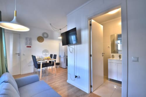 Apartamento moderno em Atlantic Places Albufeira com sala de estar integrada, zona de refeições, TV e casa de banho na Cidade Velha
