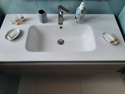 Lavabo moderno presso My Comfort Suite Naples con servizi e accessori decorativi