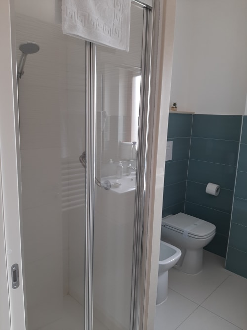 Bagno moderno con doccia, wc e bidet presso My Comfort Suite a Napoli, Italia