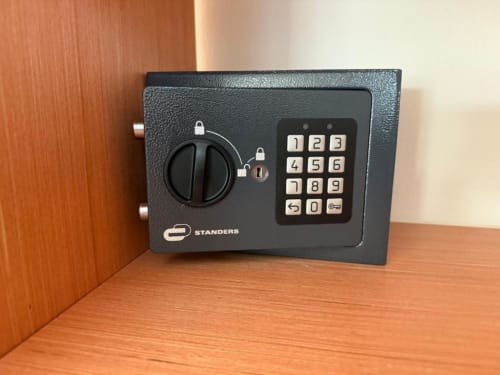 Cofre digital preto com teclado numérico e fechadura giratória na pousada Golden Mermaid Villa em Portugal