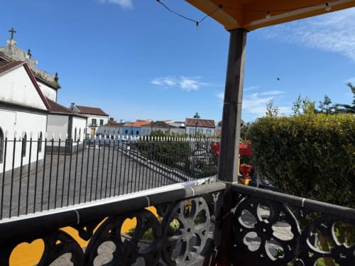 Vista do pátio da Capela Branca e edifícios coloridos da aldeia portuguesa da Villa Golden Mermaid