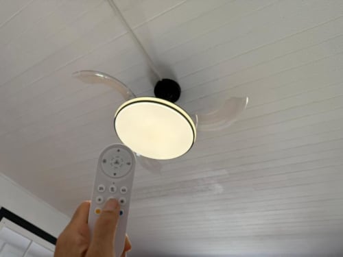 Controlo remoto apontado para a luz do ventilador de teto iluminado no Quarto Duplo com Terraço da Golden Mermaid Villa, Portugal