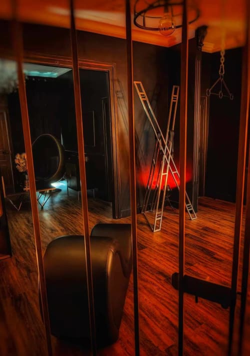 Studio d'enregistrement moderne avec éclairage orange chaleureux et équipements audio professionnels à La Maison Defendue à Tessy-Bocage