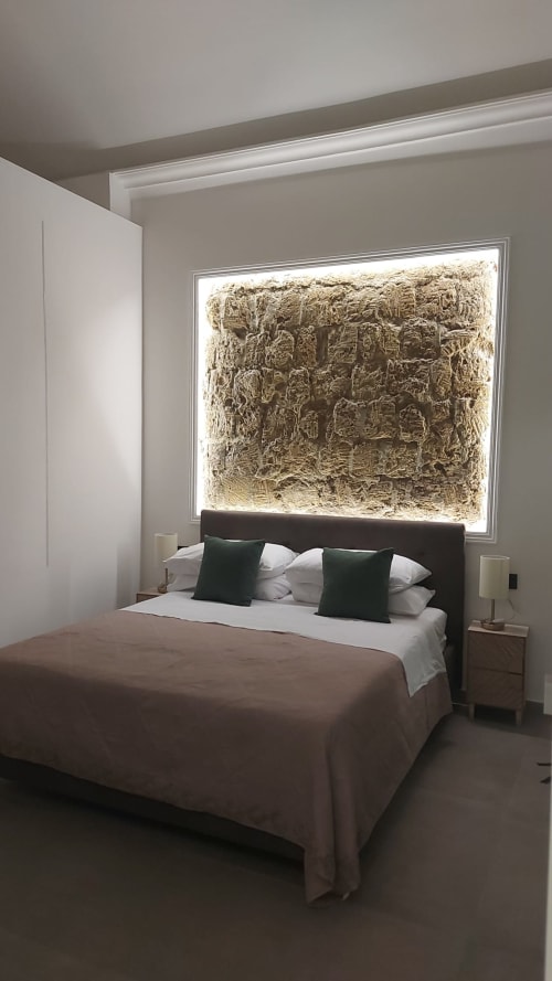 Camera Suite Pietra presso Pignasecca Domus Napoli con parete in pietra texture, letto moderno e vista sulla città